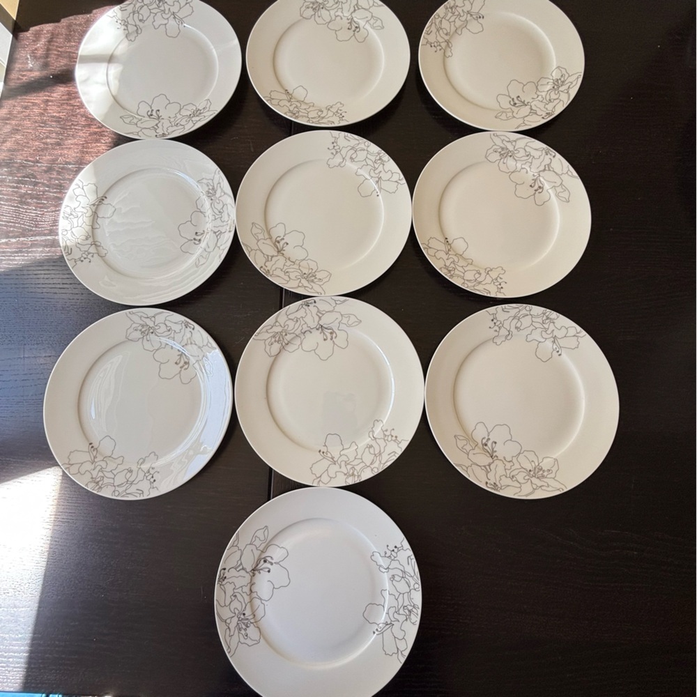 Circa white black china set of T
En dessert salad plates